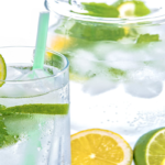 beneficios del agua con limón