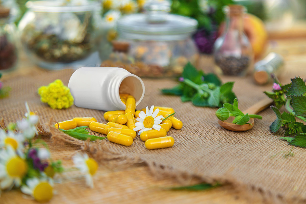 Airbiotic_suplementos-y-hierbas-y-flores-medicinales-enfoque-selectivo-naturaleza2
